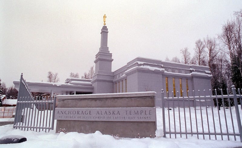 O letreiro frontal do Templo do Alasca em Anchorage, com o templo ao fundo.
