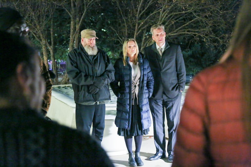 Da esquerda para a direita: Hamza Scheidigger da Sociedade Islâmica de Denver está com Elder Thad Brown e sua esposa, Sister Raylene Brown fora do Templo de Denver Colorado para uma visita pela edificação em 5 de dezembro de 2025, em Denver, Colorado.