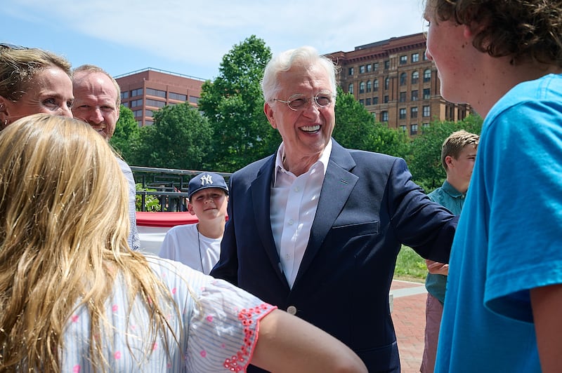 O Presidente D. Todd Christofferson, segundo conselheiro da Primeira Presidência, cumprimenta visitantes ao visitar locais históricos de Filadélfia, Pensilvânia, incluindo o Sino da Liberdade e o Independence Hall, na sexta-feira, 12 de junho de 2026.