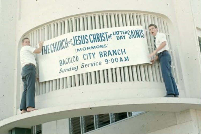 Missionários colocam um banner em uma capela alugada no Edifício Correa localizado na esquina das ruas Araneta e Rosario foi um dos lugares que os Santos dos Últimos Dias se reuniam para a reunião sacramental na década de 1970 em Bacolod City, Filipinas.