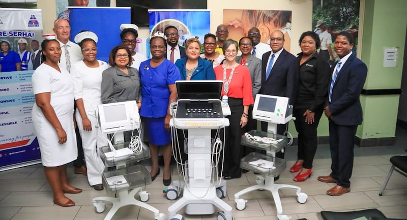 A Igreja doou recentemente equipamentos médicos para dois hospitais da Jamaica. Elder Ahmad S. Corbitt, um Setenta Autoridade Geral e membro da presidência da Área do Caribe da Igreja, encontra-se em terceiro lugar a partir da direita.