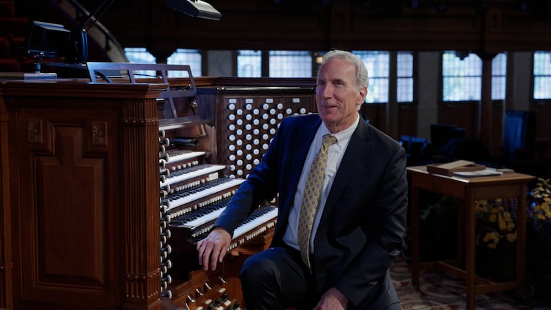 O organista Richard Elliott, sentado ao órgão do Tabernáculo, fala ao Church News sobre suas experiências.