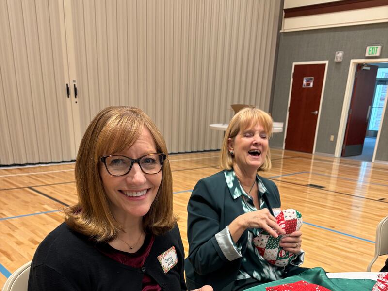 Mulheres da Estaca Round Rock Texas preenchem e costuram almofadas em forma de coração para crianças em recuperação de cirurgia cardiovascular durante o almoço anual Silver Belles em Cedar Park, Texas, 3 de dezembro de 2025.