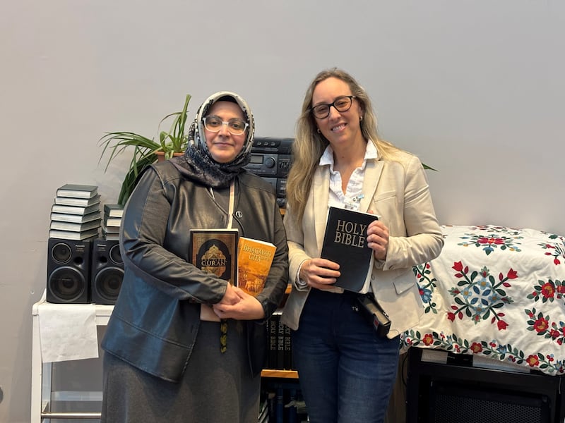 A Capelão Esra Aksu, à esquerda, e a Capelão Becky Mantynen seguram materiais religiosos disponíveis para mulheres na Grand Valley Institution for Women.