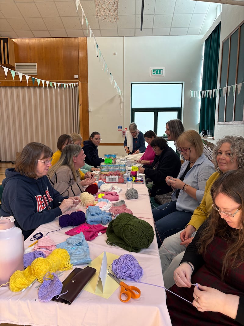 Membros da Sociedade de Socorro do Ramo Duston fazem roupas de bebê para Baby Basics Northampton de Northampton, Inglaterra, em março de 2026.