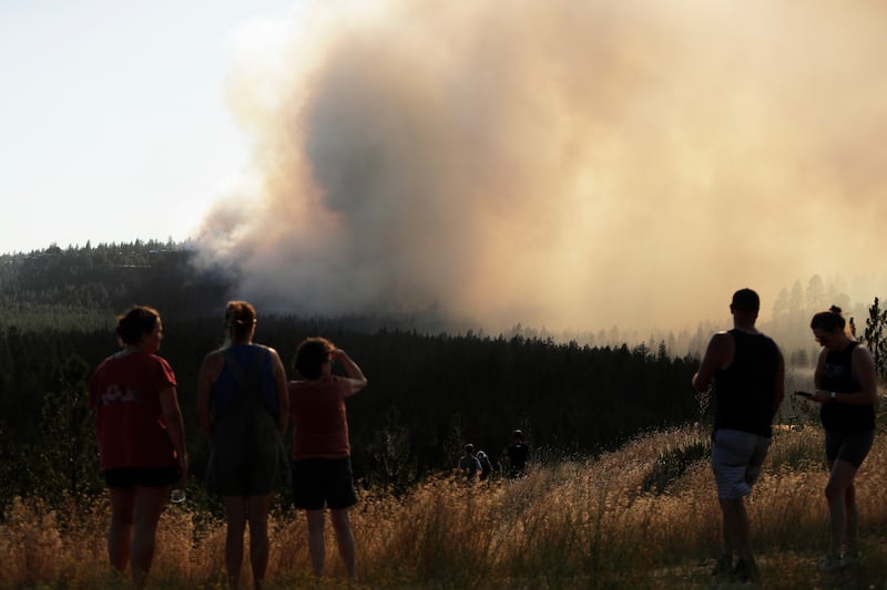Pessoas observam o Old Trails Fire da W. Northwest Blvd., sábado, 1º de agosto de 2026, em Spokane, Washington.