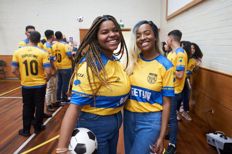 Consultores jovens adultos solteiros posam para uma foto na sessão São Paulo Oeste do MeetUp, em 2 de novembro de 2022. O MeetUp é uma conferência anual de jovens, com duração de um dia, que é realizada simultaneamente nas capelas santos dos últimos dias em todo o Brasil.