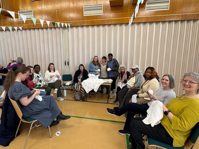 Membros da Sociedade de Socorro do Ramo Northampton fazem cobertores para bebês para Sands, uma instituição de caridade de natimortos e mortes neonatais, de Northampton, Inglaterra, 14 de março de 2026.