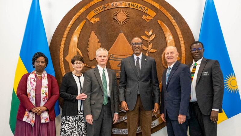 Elder David A. Bednar, Sister Susan Bednar, Elder Paul B. Piper e o Presidente da Missão Ruanda Kigali, John A. Korateng, tiram uma foto oficial com o Presidente de Ruanda, Paul Kagame, e Usta Kayitesi do Ministério de Relações Exteriores.