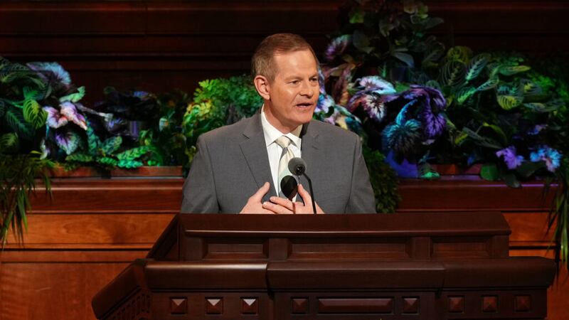 Élder Gary E. Stevenson discursa na sessão da manhã de domingo, dia 3 de abril de 2022, da 192º Conferência Geral Anual de A Igreja de Jesus Cristo dos Santos dos Últimos Dias.