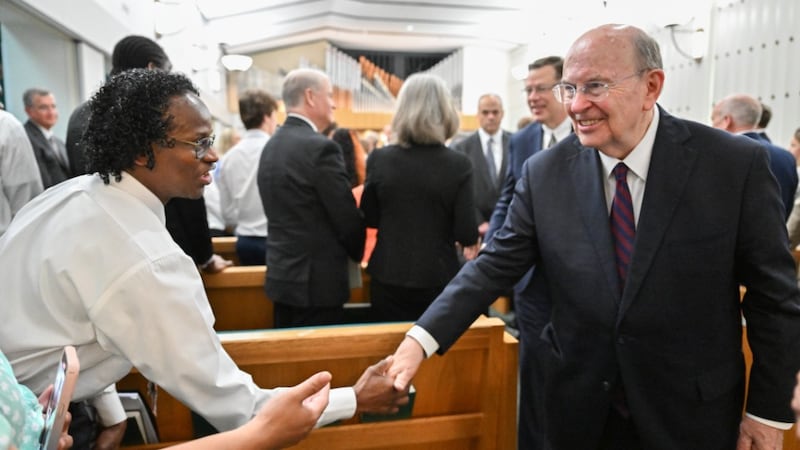 Élder Quentin L. Cook do Quórum dos Doze Apóstolos interage com membros e amigos da Igreja durante o devocional transmitido pelo Reino Unido e Irlanda, originário da Capela de Hyde Park em Londres no domingo, 24 de maio de 2026.