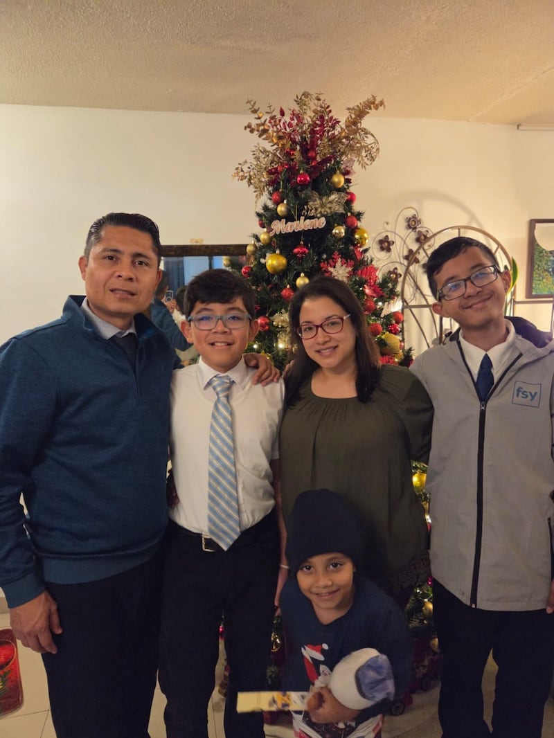 Nahun Antonio García Pérez, de Honduras, com sua esposa e filhos. Pérez usou dinheiro de Perpetual Education Fund para obter uma educação e tornar-se autossuficiente.