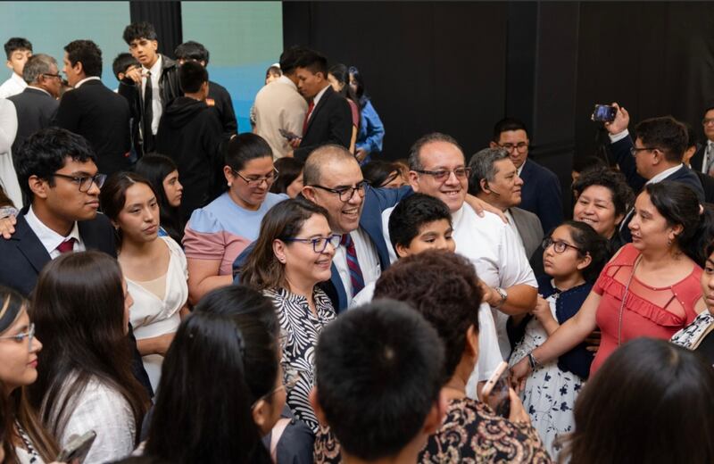 Elder Taylor G. Godoy — Setenta Autoridade Geral e primeiro conselheiro da presidência da Área Noroeste da América do Sul — e Sister Carol Godoy interagem com os jovens, seus pais e líderes após o devocional de Lima, Peru, em 11 de janeiro de 2026.