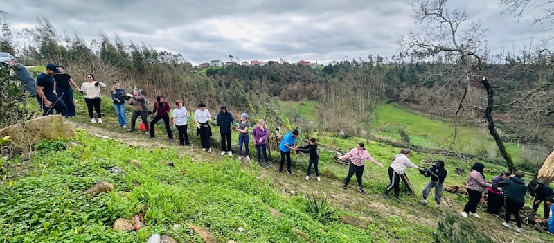 Voluntários Santos dos Últimos Dias apoiam esforços de limpeza na pequena vila de Chumbaria no centro de Portugal após tempestades mortais atingirem o país no início de fevereiro de 2026.