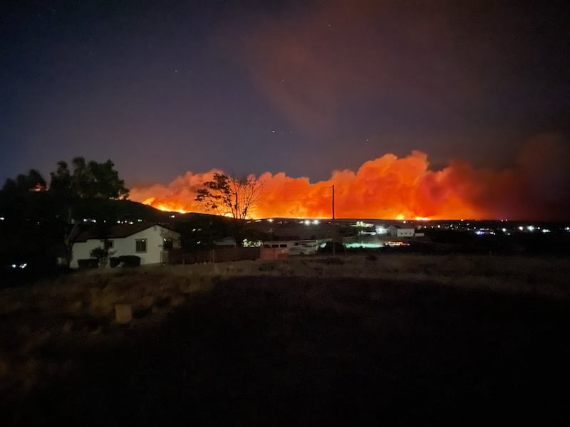 O incêndio de Aspen Acres visto de Rye, Colorado, na noite de 2 de julho de 2026.