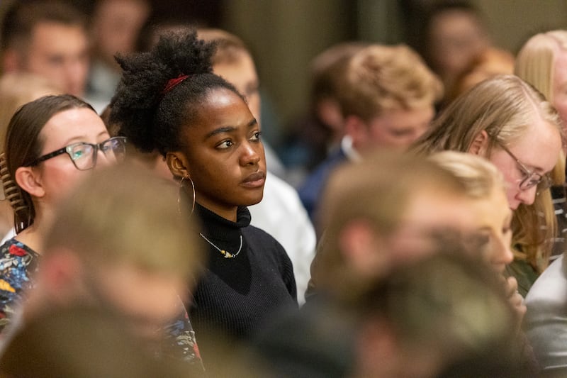 Membros da congregação ouvem Élder Jeffrey R. Holland, do Quórum dos Doze Apóstolos, discursar em um devocional na Snow College em Ephraim, Utah, no domingo, 23 de outubro de 2022.