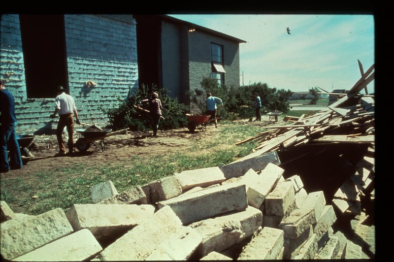 Voluntários de Idaho, Utah, Wyoming e de outros lugares ajudam a remover escombros após a enchente da Barragem de Teton no verão de 1976.