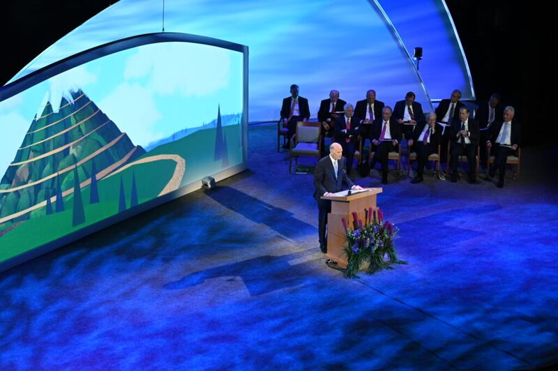 Élder Dale G. Renlund, do Quórum dos Doze Apóstolos, discursa durante o segundo dia do Seminário para Nova Liderança de Missão de 2021, realizado na sexta-feira dia 25 de junho, no Teatro do Centro de Conferências.