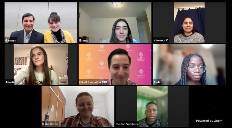 Sete jovens adultos (e um participante posterior) conversam com Scott e Angelle Anderson sobre o trabalho do templo e da história da família, em um painel da RootsTech 2023 no sábado, 4 de março de 2023.