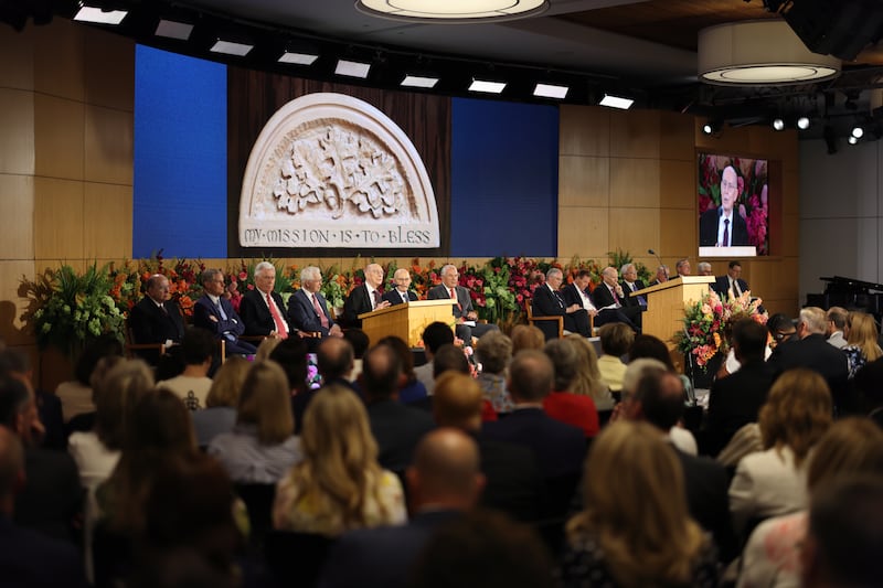 Uma escultura em madeira feita pelo Presidente Henry B. Eyring é exibida enquanto ele discursa no Seminário para Novos Líderes de Missão de 2026.