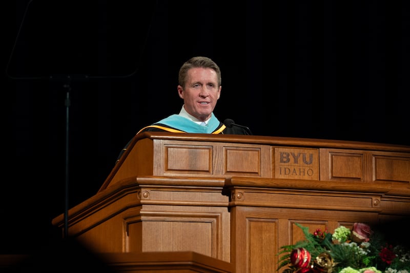 O Presidente Geral dos Rapazes Timothy L. Farnes fala aos formandos durante a cerimônia de formatura realizada no Centro BYU–I em Rexburg, Idaho, na quinta-feira, 18 de dezembro de 2025.