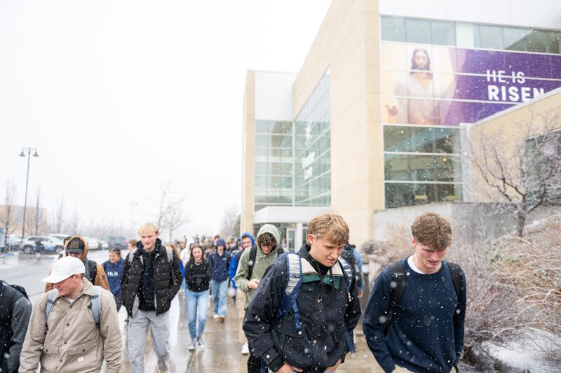 Estudantes saindo do I-Center da BYU-Idaho após o devocional de Elder Clement M. Matswagothata, Setenta Autoridade Geral, de Rexburg, Idaho, na terça-feira, 10 de março de 2026.
