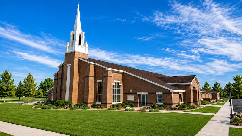 Uma ilustração da nova capela que A Igreja de Jesus Cristo dos Santos dos Últimos Dias construirá em Grand Blanc, Michigan.