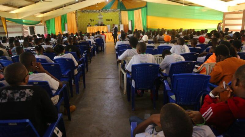 Os jovens assistem a uma aula durante a conferência FSY em Korogwe, Tanzânia, realizada de 26 a 30 de junho de 2023.