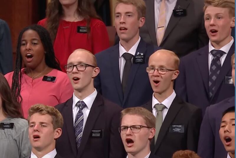Élder Hunter Rawlings, centro à esquerda, missionário de serviço de 20 anos de Spanish Fork, Utah, canta ao lado de seu irmão de 18 anos, élder Brayden Rawlings, à sua direita, que está em treinamento no CTM de Provo se preparando para a Missão Alemanha Berlim. Os dois estavam entre os 364 missionários cantando em um coro especial no sábado, 1º de outubro, na sessão da tarde de sábado da conferência geral de outubro de 2022.