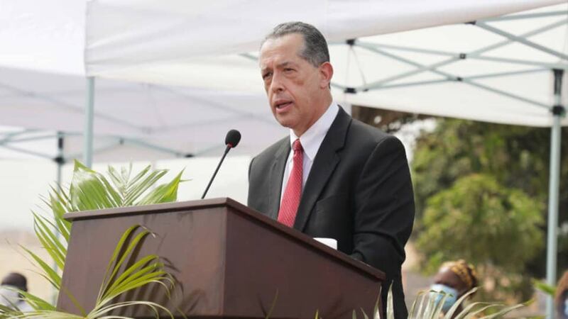 Elder Hugo E. Martinez, presidente da Área África Oeste, faz comentários na cerimônia de abertura de terra do Templo de Freetown Serra Leoa realizada em 19 de março de 2022.