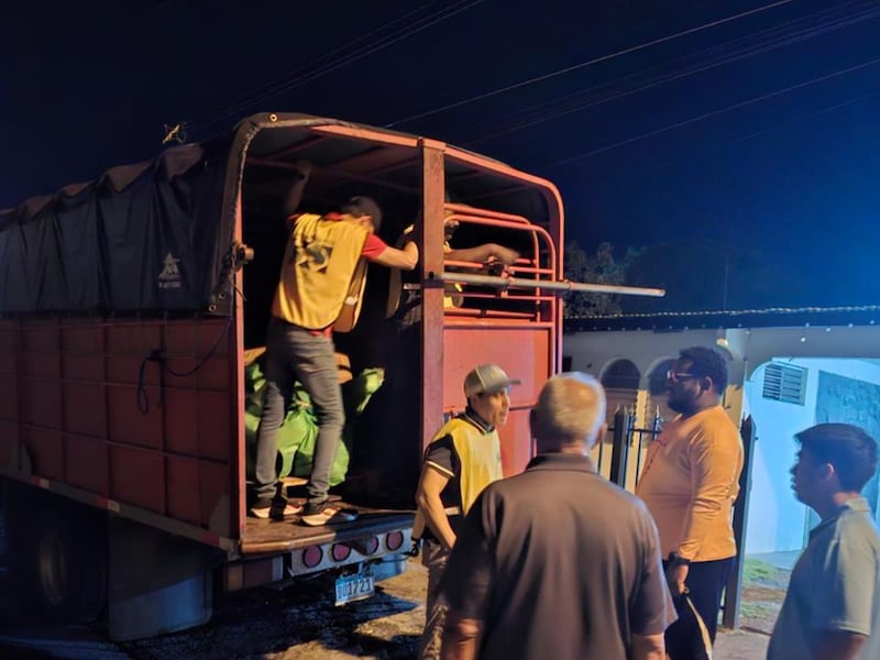 Os Santos dos Últimos Dias no distrito de Chitré, no Panamá, colaboram na entrega de kits de alimentos e higiene para famílias afetadas por um terremoto que ocorreu em 9 de outubro de 2026, como parte dos esforços humanitários liderados por A Igreja de Jesus Cristo dos Santos dos Últimos Dias na Cidade do Panamá, Panamá, em 15 de outubro de 2026.