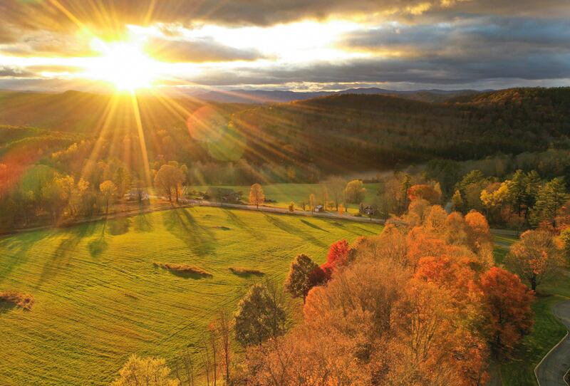 O pôr do sol no Memorial de Nascimento de Joseph Smith em Sharon, VT., em 18 de outubro de 2019.