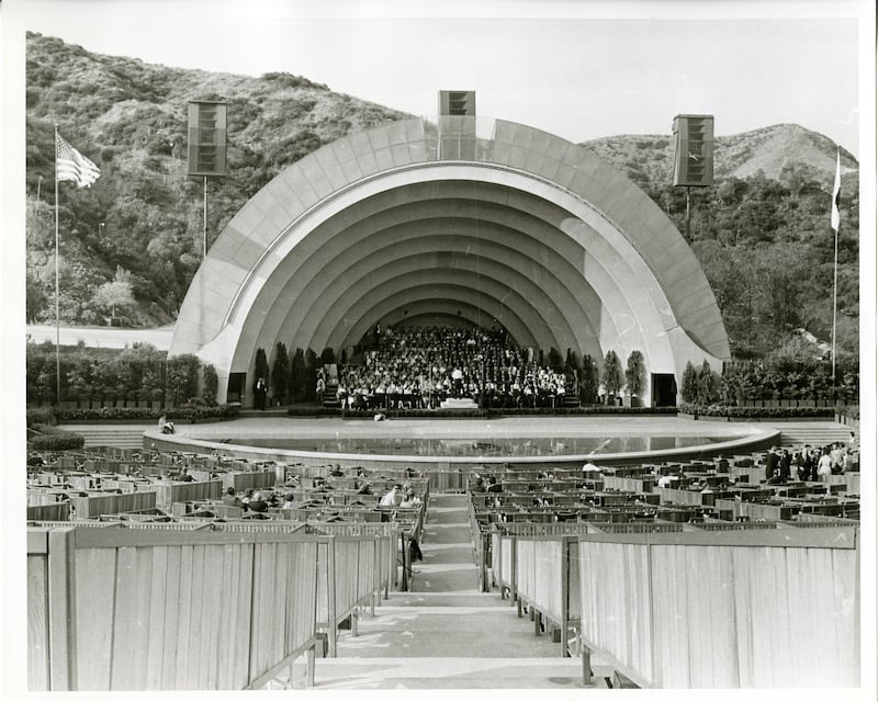 O Coro do Tabernáculo na Praça do Templo ensaia para um concerto no Hollywood Bowl em Los Angeles, Califórnia, em maio de 1963.