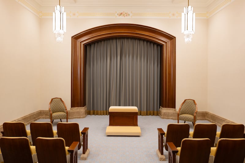 Uma sala de instrução dentro do Templo de Modesto, Califórnia.