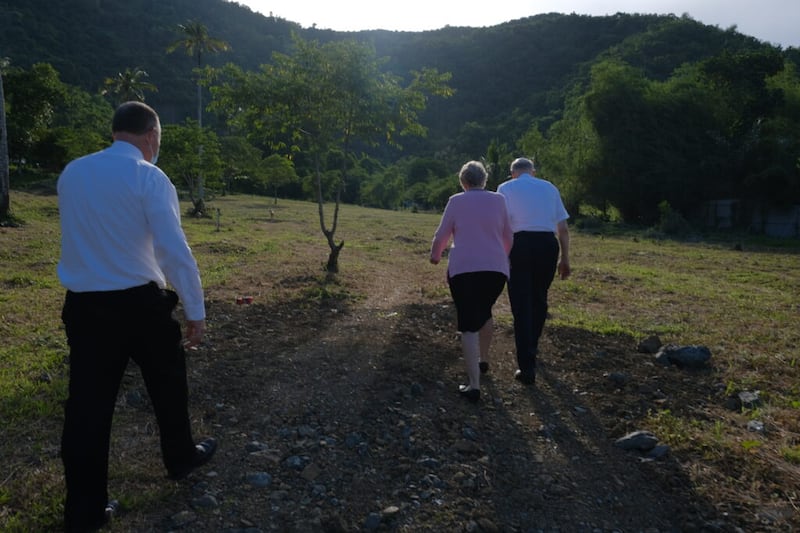 Élder Dale G. Renlund, do Quórum dos Doze Apóstolos, visita o local do Templo de Tacloban Filipinas durante sua visita às Filipinas, de 8 a 20 de junho de 2022, com sua esposa, a irmã Ruth Renlund.