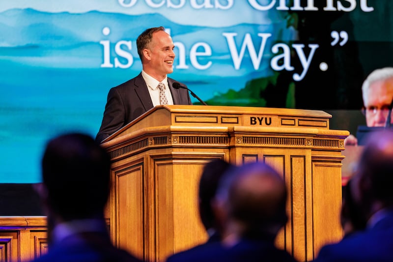 O irmão Sean R. Dixon, segundo conselheiro de a presidência geral dos Rapazes, fala durante o devocional no campus da BYU no Marriott Center em Provo, Utah, na terça-feira, 17 de março de 2026.
