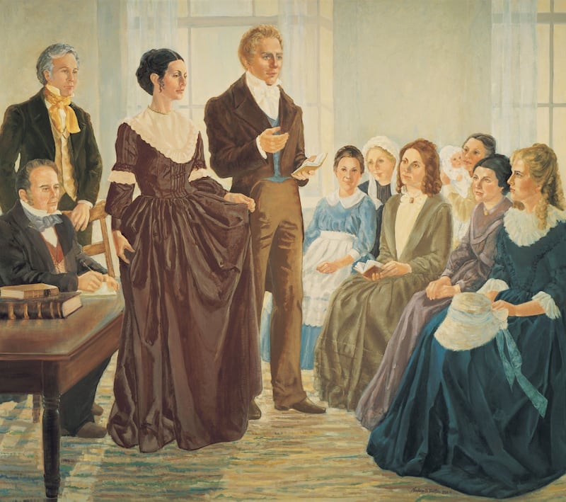 Joseph e Emma Smith são retratados em "Organização da Sociedade de Socorro", uma pintura de Nadine Barton.