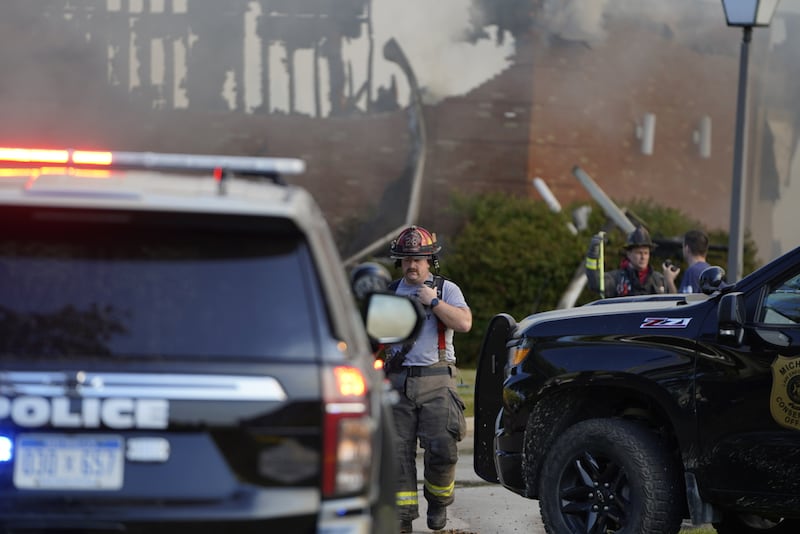 Socorristas trabalham na cena do lado de fora de um templo de A Igreja de Jesus Cristo dos Santos dos Últimos Dias após um tiroteio e incêndio em Grand Blanc, Michigan, domingo, 28 de setembro de 2025.
