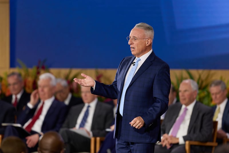 Élder Ulisses Soares discursa durante o Seminário de 2026 para Novos Líderes de Missão, na quinta-feira, 18 de junho de 2026, realizado no Centro de Treinamento Missionário de Provo, em Provo, Utah.