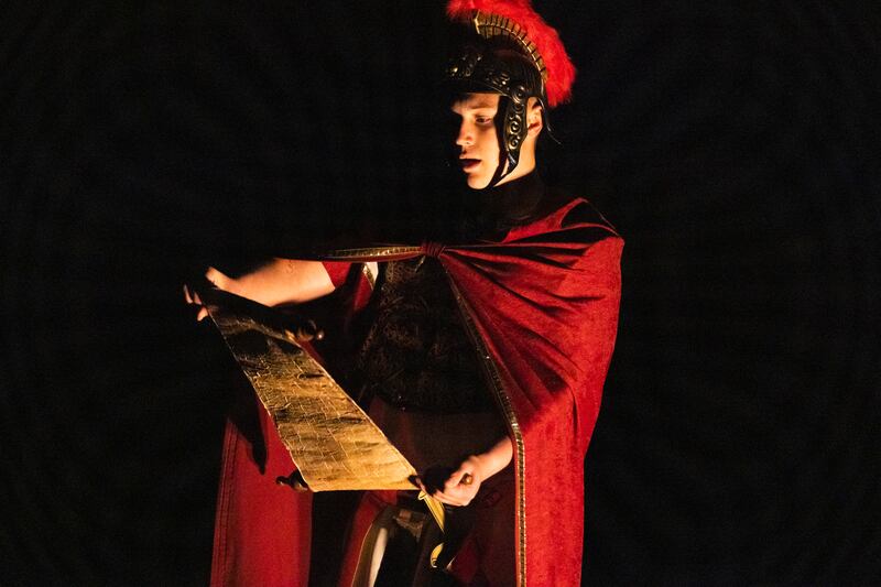 David “DJ” Richins, membro de uma igreja na área, interpreta um centurião romano na representação da Estaca Santa Margarita Califórnia, intitulada “Siga a Estrela: O Presépio ao Vivo”, em Rancho Santa Margarita, Califórnia, 2 de dezembro de 2022.