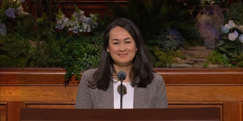 Irmã Kristin M. Yee, segunda conselheira da presidência geral da Sociedade de Socorro, fala durante a sessão da manhã de sábado da 196ª Conferência Geral Anual de A Igreja de Jesus Cristo dos Santos dos Últimos Dias no Centro de Conferências em Salt Lake City em 4 de abril de 2026.