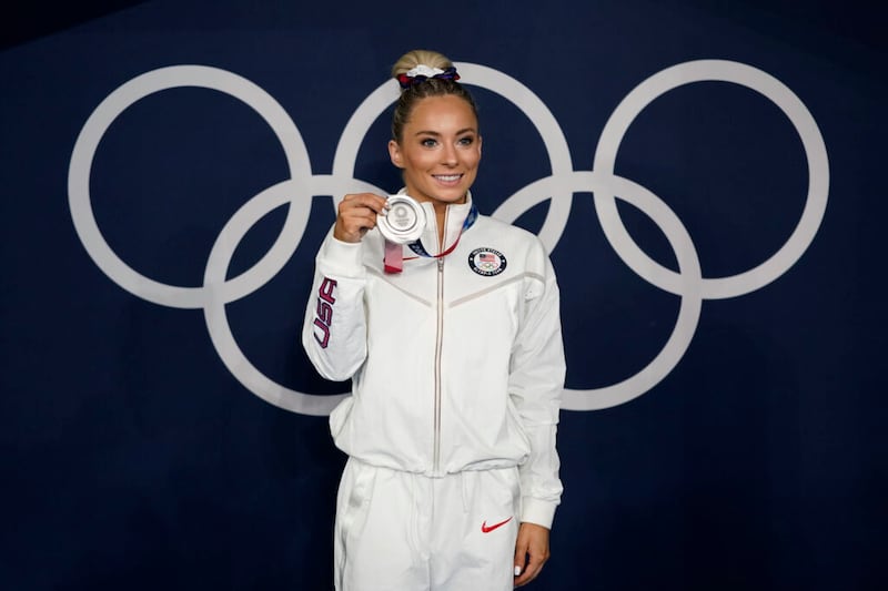 Mykayla Skinner, dos Estados Unidos, posa para uma foto com sua medalha de prata no salto após a final de ginástica artística de aparelhos nos Jogos Olímpicos de Verão de 2020, domingo, 1º de agosto de 2021, em Tóquio, Japão.