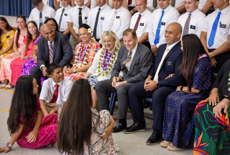 Da esquerda: Elder Taniela Wakolo, Setenta Autoridade Geral, e a Sister Anita Wakolo; a Sister Lesa Stevenson e o Elder Gary E. Stevenson do Quórum dos Doze Apóstolos; e o Presidente da Missão Samoa Apia, Adney Reid, e a Sister Tina Reid participam de um devocional com missionários em Apia, Samoa, em 22 de maio de 2026.