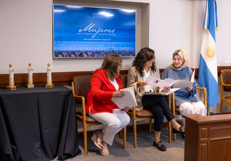 Cecilia Blanco de Di Lascio, Silvina Chemen e Sümeyra Nur Korkut conversam entre si em Buenos Aires, Argentina, 19 de março de 2026.