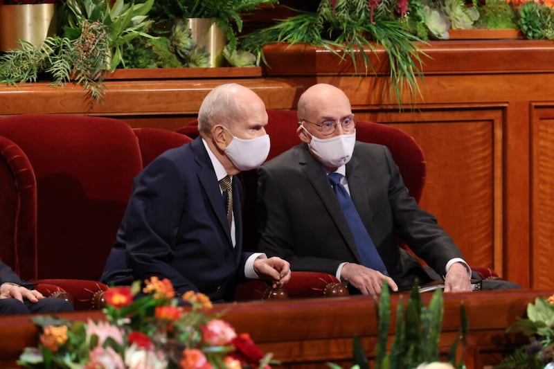 Presidente Nelson e Presidente Eyring conversam antes da sessão da tarde de sábado, dia 2 de outubro de 2021, da 191ª Conferência Geral Semianual de A Igreja de Jesus Cristo dos Santos dos Últimos Dias.