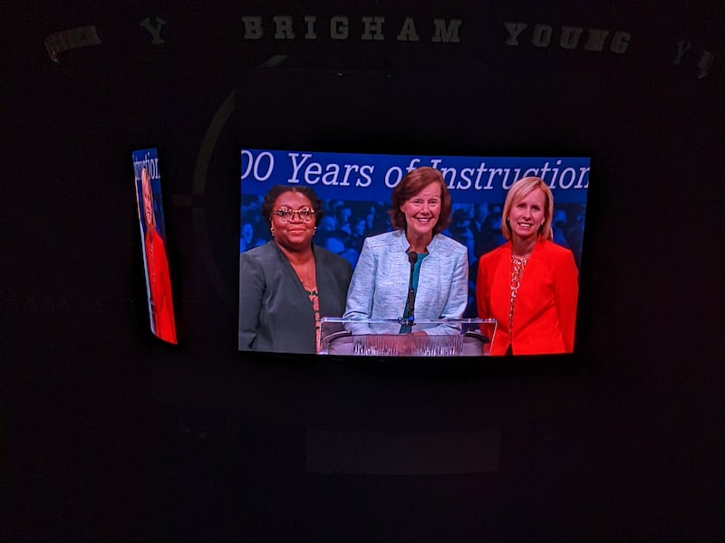 Presidente Susan H. Porter, ao centro, e suas conselheiras, irmã Tracy Y. Browning, à esquerda, e irmã Amy A. Wright, à direita, da presidência geral da Primária, falam no início de sua apresentação na Semana da Educação da BYU, no Marriott Center, em 15 de agosto de 2022.