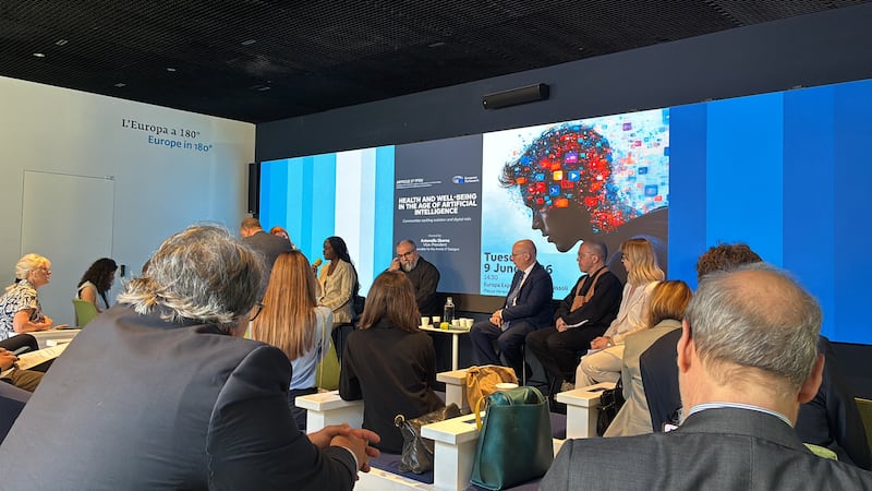 Pessoas se reúnem para ouvir uma discussão em painel em 9 de junho de 2026 no Escritório de Ligação do Parlamento Europeu em Roma, Itália.