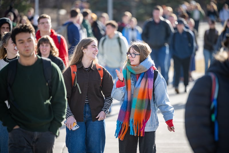 Estudantes se reúnem ao Centro da BYU–Idaho para assistir ao primeiro devocional do semestre, dado pelo Presidente Alvin F. Meredith III e Sister Jennifer E. Meredith, 13 de janeiro de 2026, em Rexburg, Idaho.