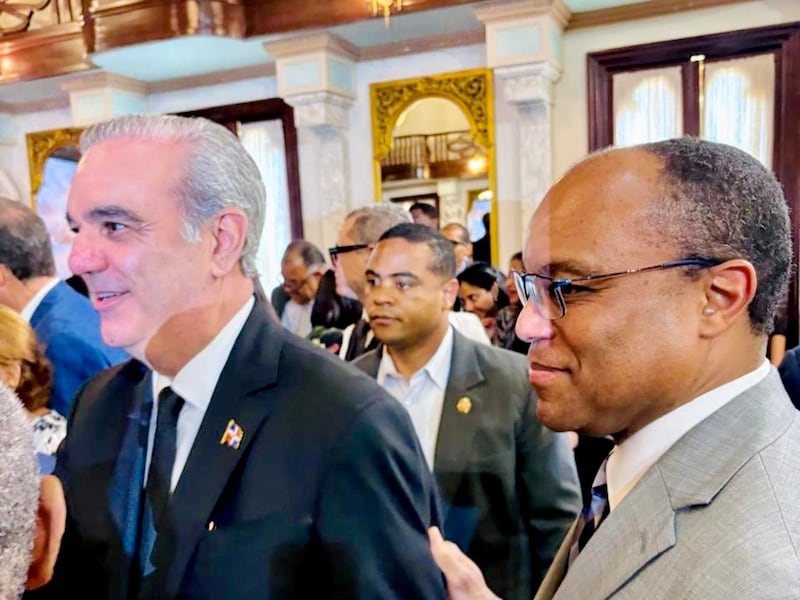 Élder Ahmad S. Corbitt, um Setenta Autoridade Geral e membro da presidência da Área do Caribe, posiciona-se junto ao Presidente da República Dominicana Luis Abinder durante um evento interfé de oração e ação de graças nacional realizado em 7 de setembro de 2026, no Salão das Cariátides no Palácio Nacional em Santo Domingo, República Dominicana.