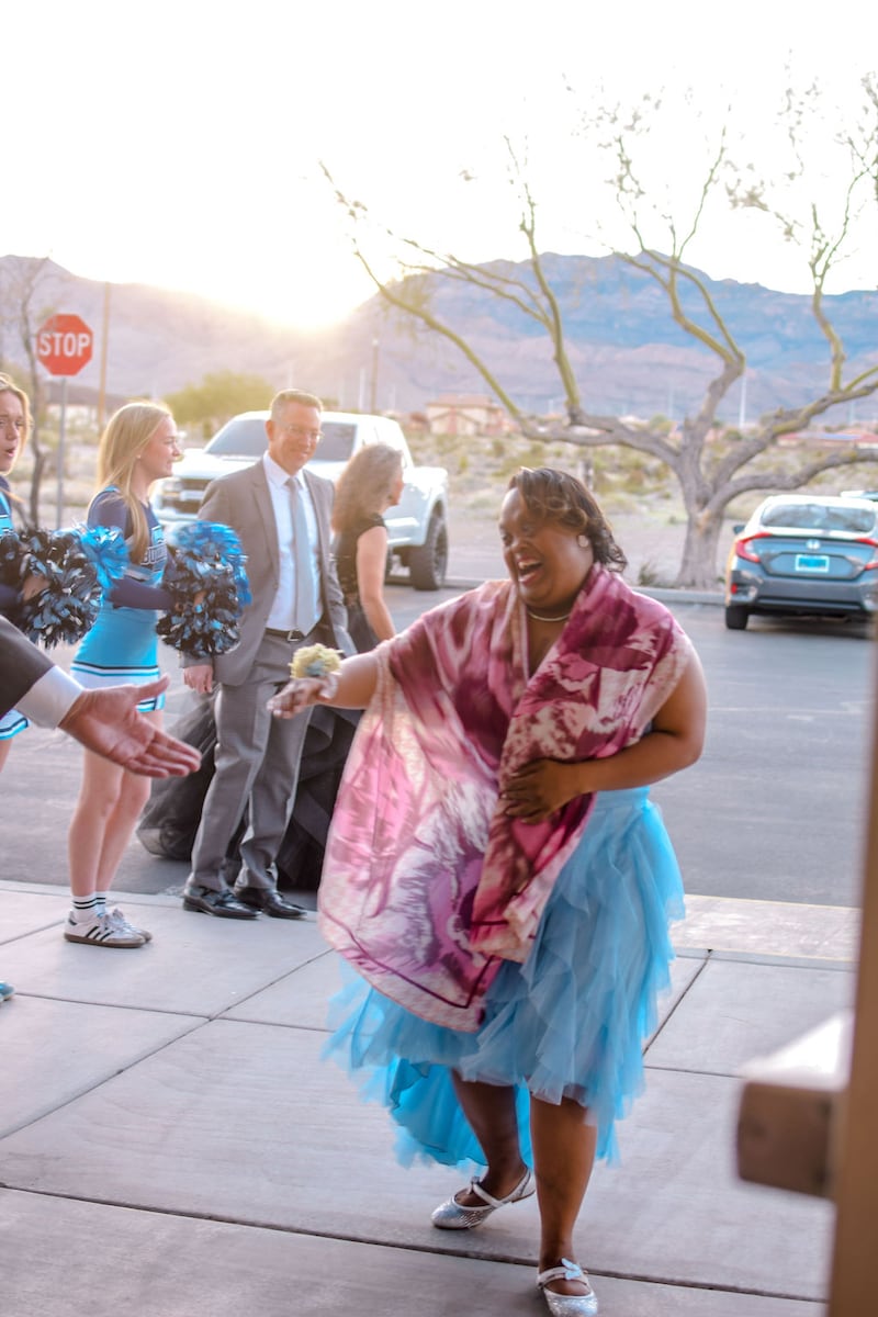 Líderes de torcida da escola secundária cumprimentam os convidados para o Dazzle Prom em Las Vegas, Nevada.